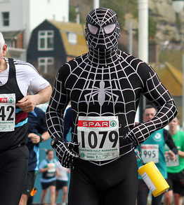 hardlopen met een kostuum